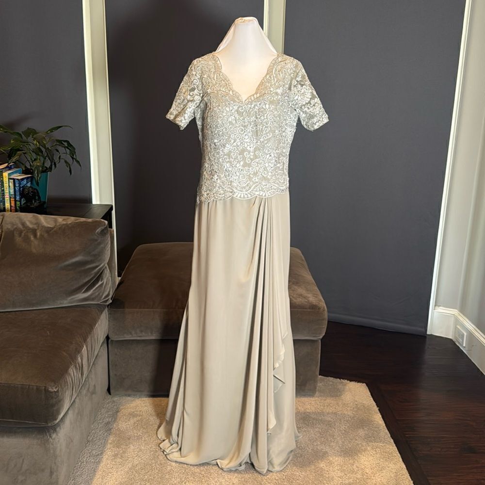 Women’s Full Length Gray Chiffon & Lace Appliqué Formal Dress Zip Back Size 10